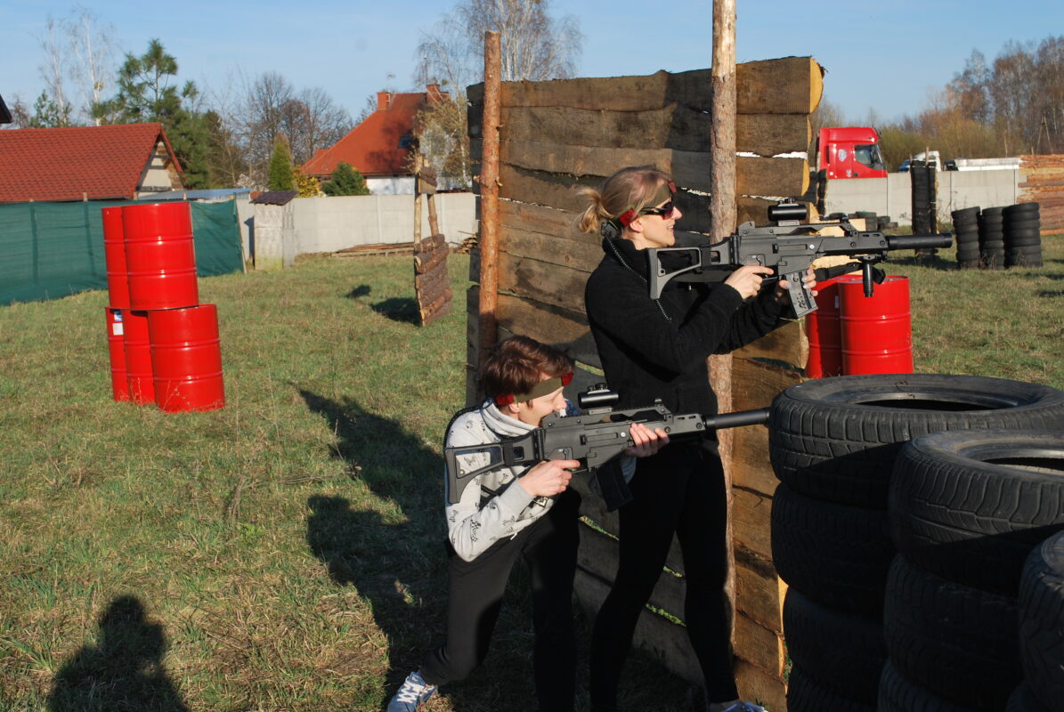 aktywny wieczór panieński z laser tag na świeżym powietrzu