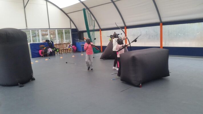 zastanawiasz się co daje strzelanie z łuku dla początkujących? archery tag to świetna zabawa zespołowa w plenerze i na hali