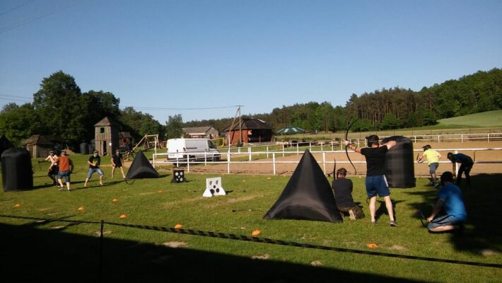 archery tag gra integrująca grupę twórcze zabawy ruchowe