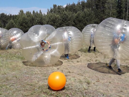 bubble football czyli piłka nożna w dmuchanych kulach